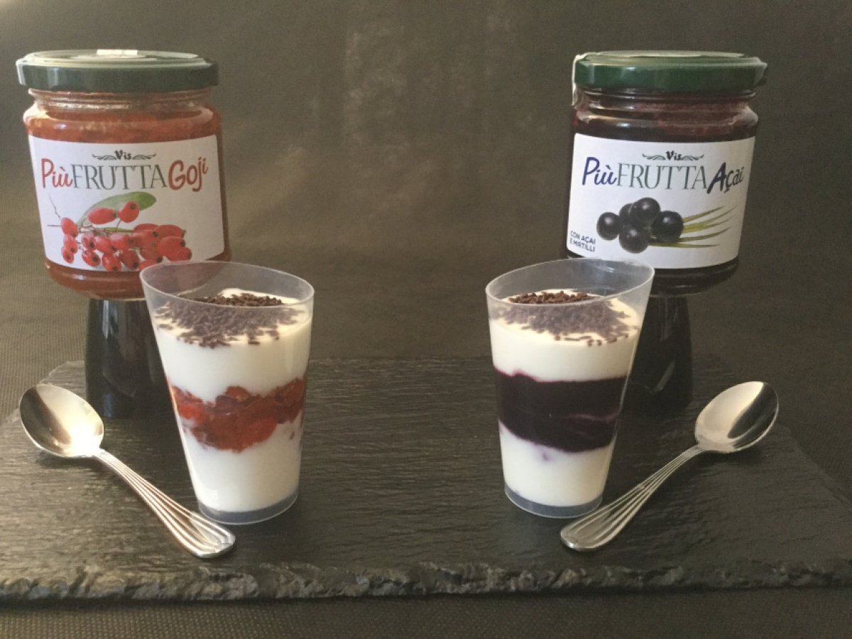 Coppe yogurt e marmellata