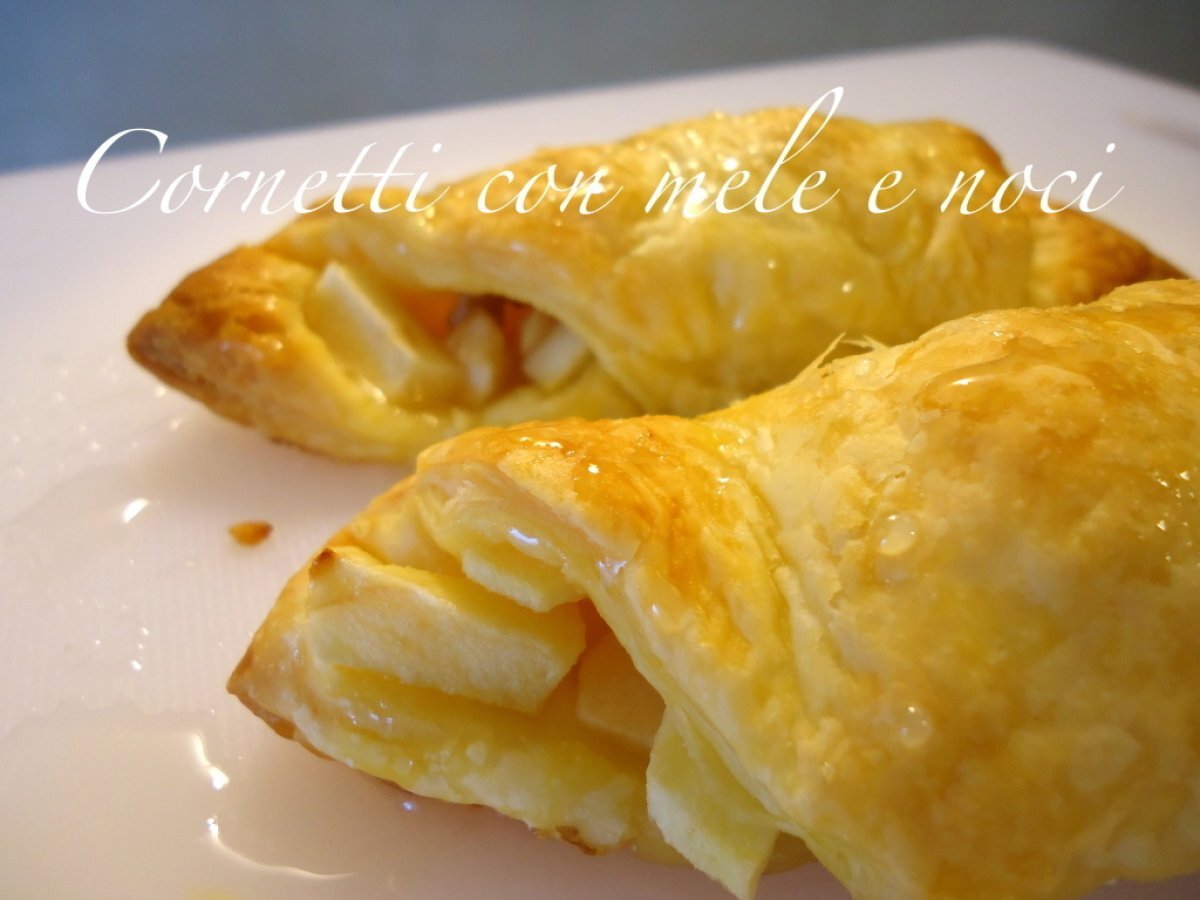 Cornetti con mele e noci