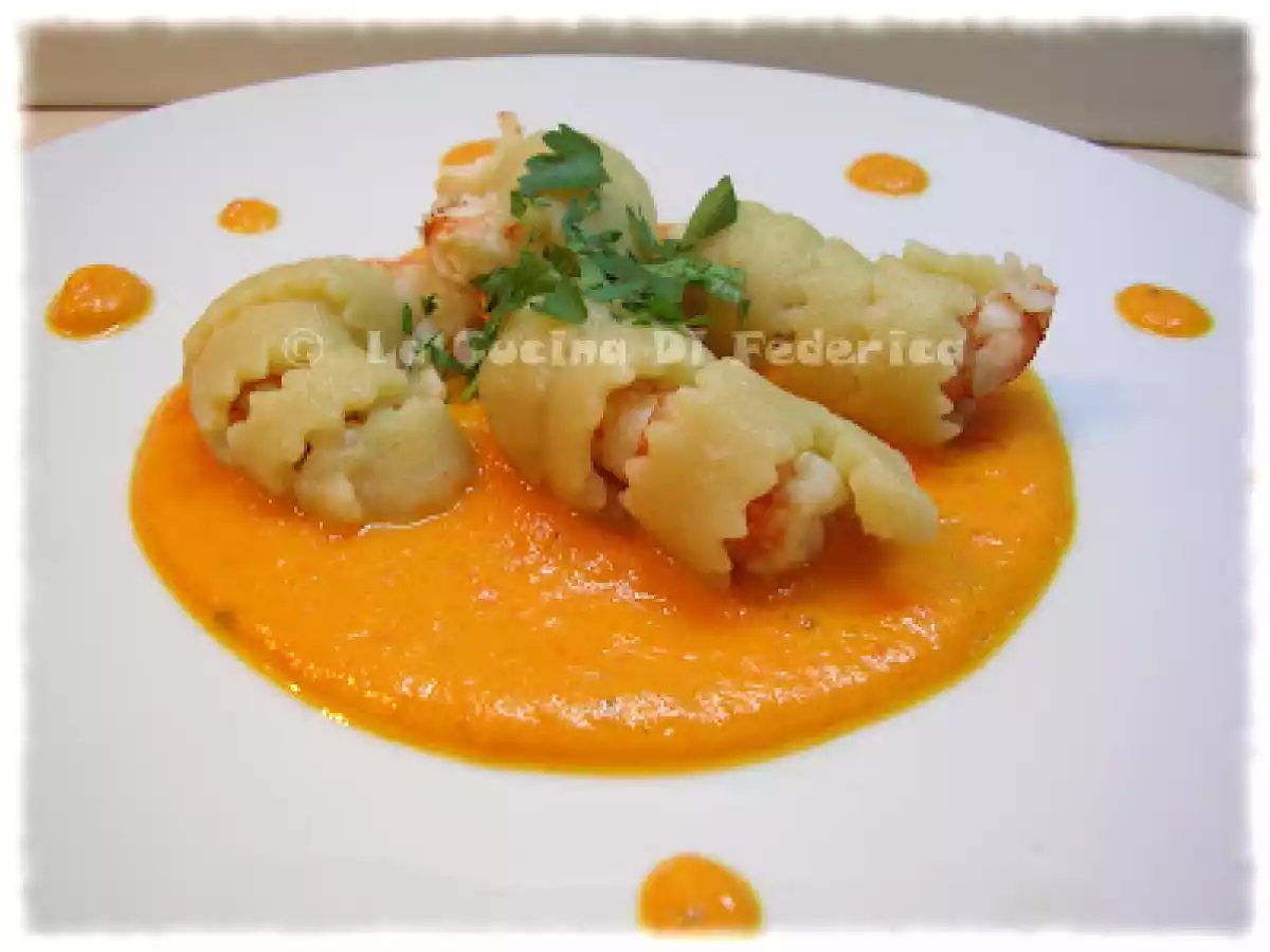 Cornetti di pasta ripiena in crema di peperoni