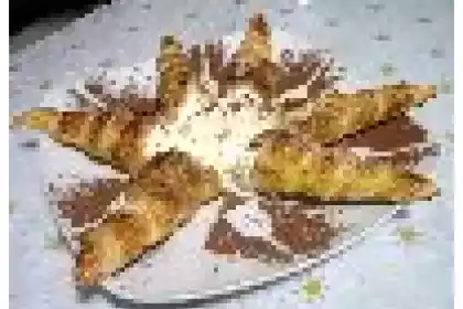 Cornetti di pasta sfoglia ripieni di panna