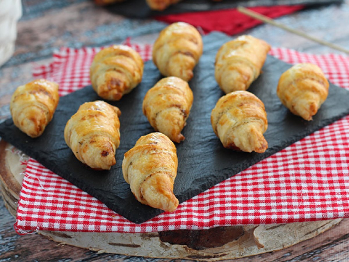 Cornetti di sfoglia con prosciutto cotto e formaggio fresco - foto 4