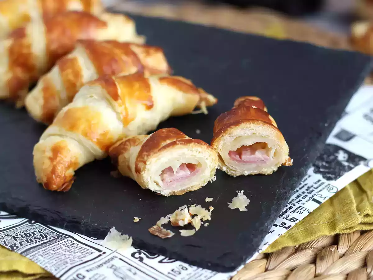 Cornetti di sfoglia con prosciutto e besciamella
