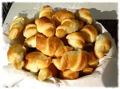 Cornetti di sfoglia con salsiccia da aperitivo