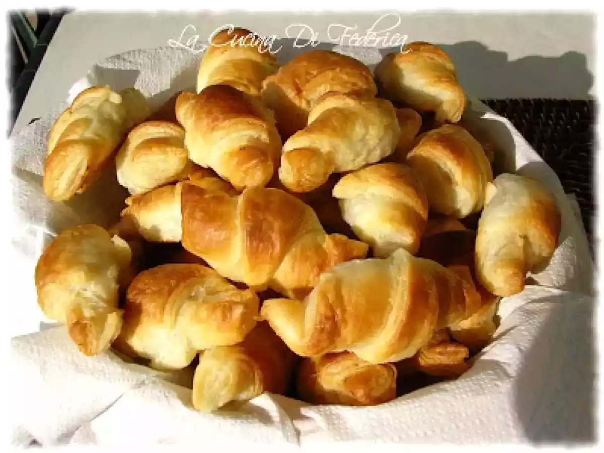 Cornetti di sfoglia con salsiccia da aperitivo