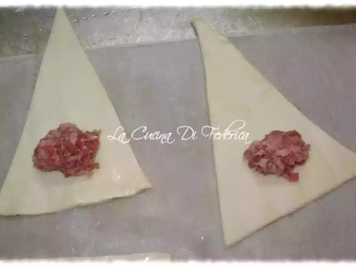 Cornetti di sfoglia con salsiccia da aperitivo - foto 2