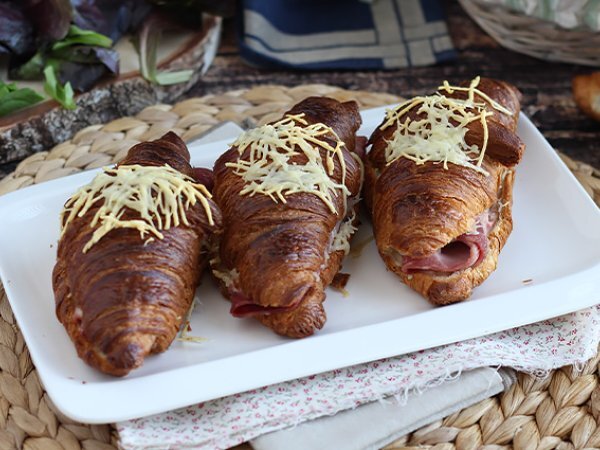 Cornetti salati con prosciutto e formaggio Cornetti salati con prosciutto e formaggio