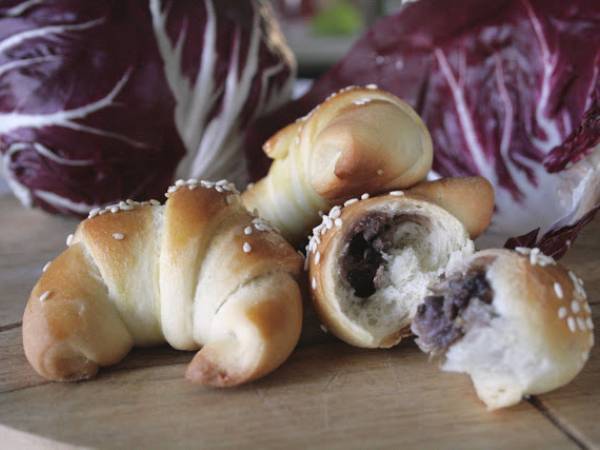 Cornetti salati con radicchio e salsiccia