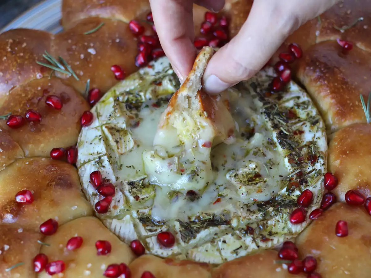 Corona di pan brioche con brie al forno: l'antipasto caldo e filante da condividere - foto 4