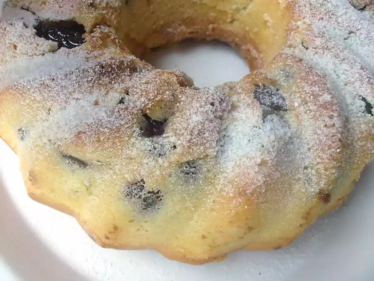 Corona soffice alle ciliegie sciroppate