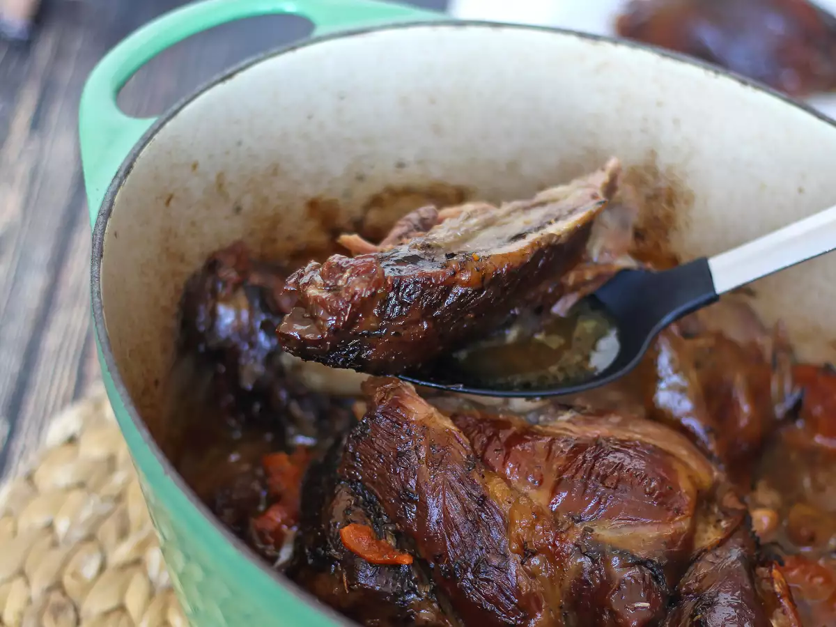 Cosciotto d’agnello al forno a cottura lenta: ricetta facile e super tenera - foto 4