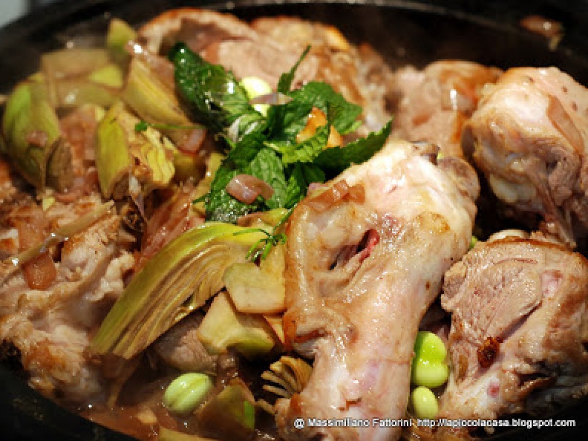 Cosciotto di agnello in tajine con carciofi e fave fresche e profumo di menta
