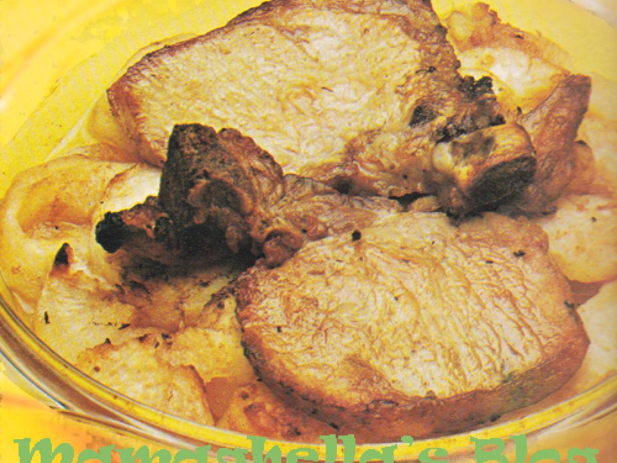 Costine o bistecche di maiale con le mele