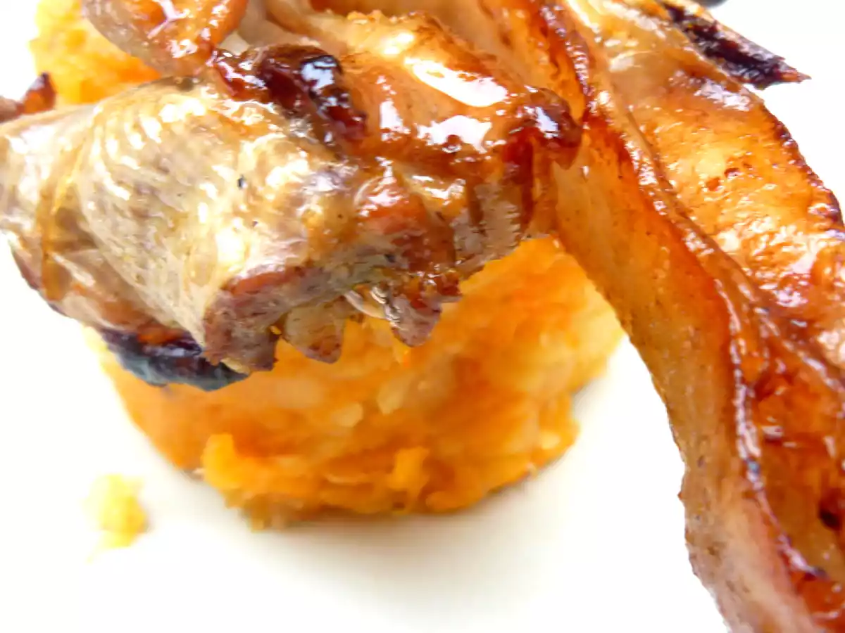 COSTOLETTE D'AGNELLO ALLO ZIBIBBO SU TORTINO DI PATATE E ZUCCA ALLA FAVA TONKA: