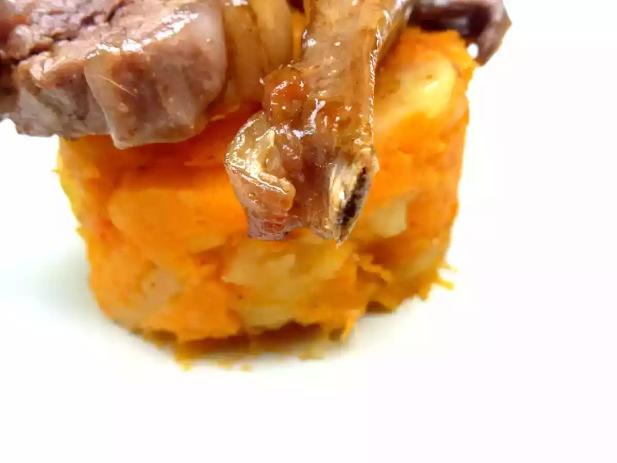COSTOLETTE D'AGNELLO ALLO ZIBIBBO SU TORTINO DI PATATE E ZUCCA ALLA FAVA TONKA: - foto 2