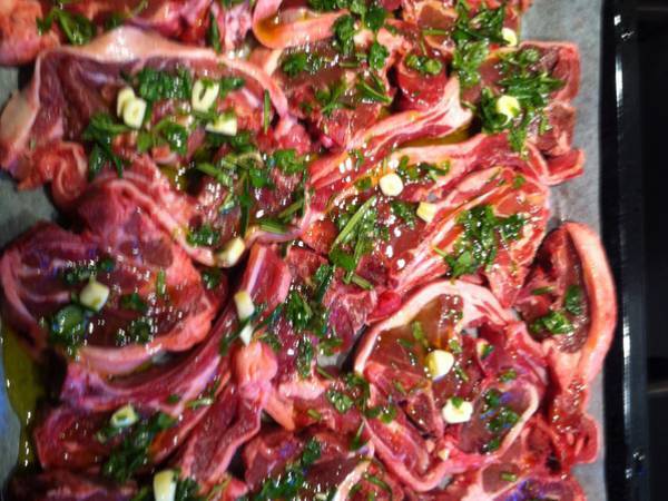 Costolette di agnello con asparagi in vinaigrette e barba dei frati