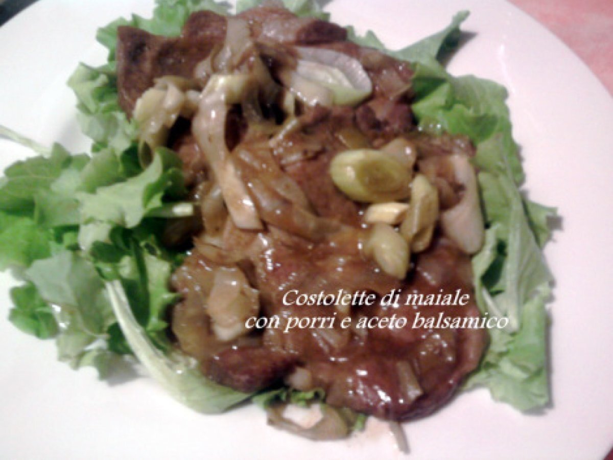 Costolette di maiale con porri e aceto balsamico