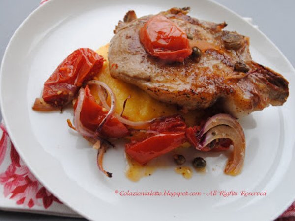 Cotolette di vitello con polenta, pomodori e capperi