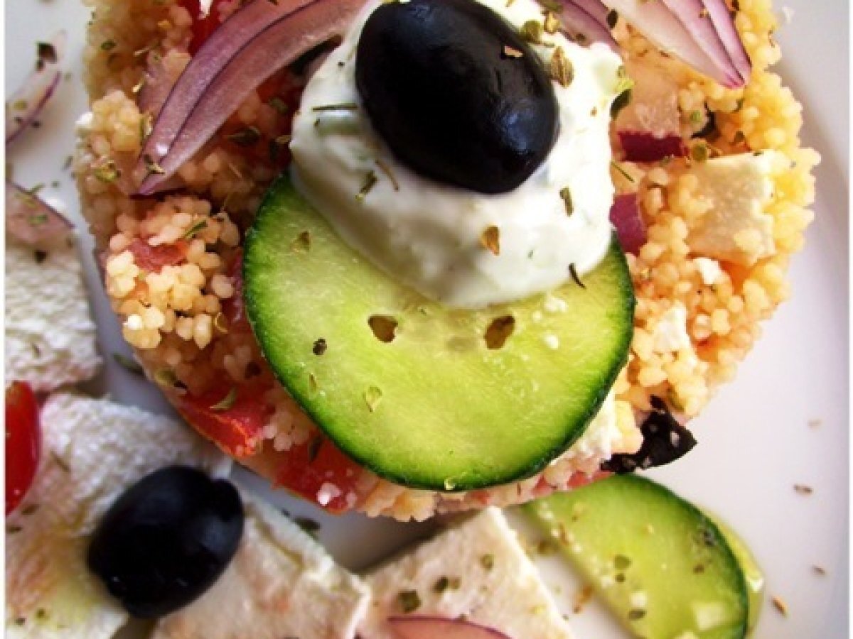 Cous cous all'insalata greca con feta e tzatziki