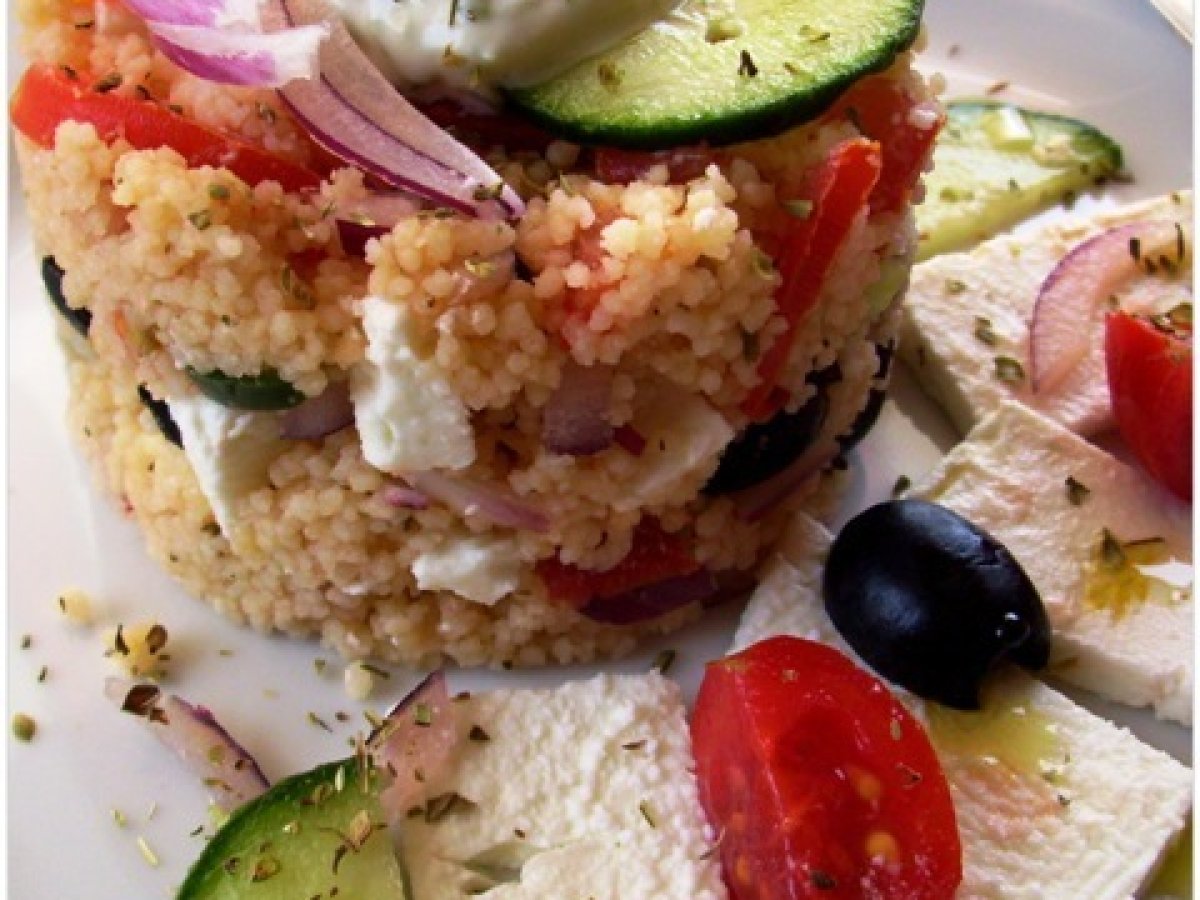 Cous cous all'insalata greca con feta e tzatziki - foto 2