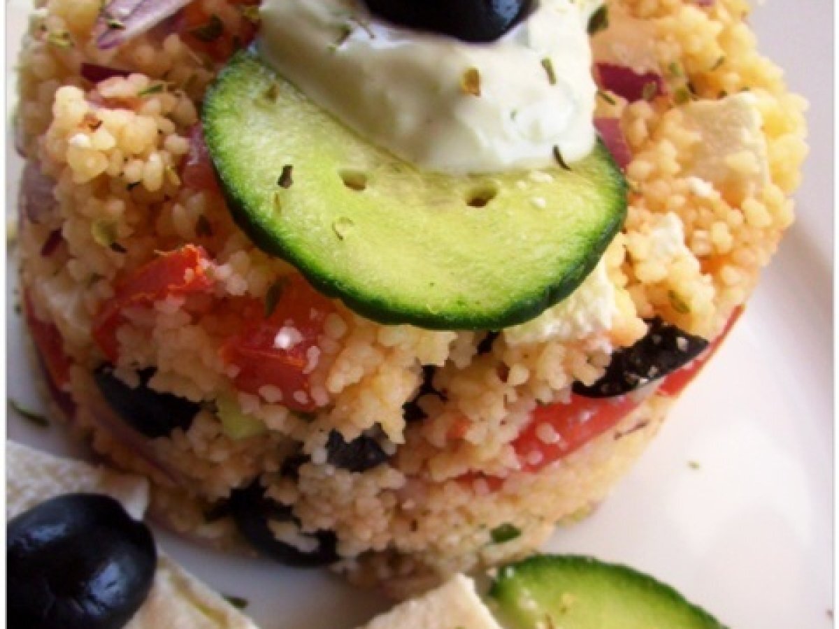 Cous cous all'insalata greca con feta e tzatziki - foto 3