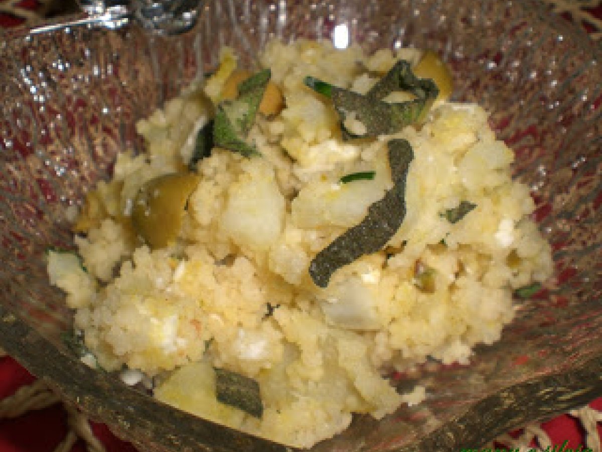 Cous cous alle patate dolci, feta ed erbe aromatiche