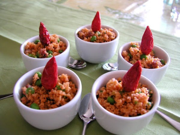 Cous cous rosso con piselli e pancetta