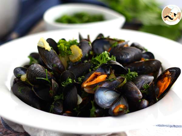 Cozze alla marinara, la ricetta rapida e saporita Cozze alla marinara, la ricetta rapida e saporita