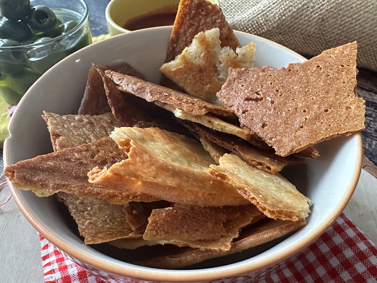 Cracker di parmigiano, la ricetta facile e veloce per l'aperitivo - foto 4