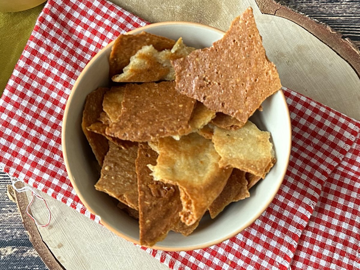 Cracker di parmigiano, la ricetta facile e veloce per l'aperitivo - foto 5