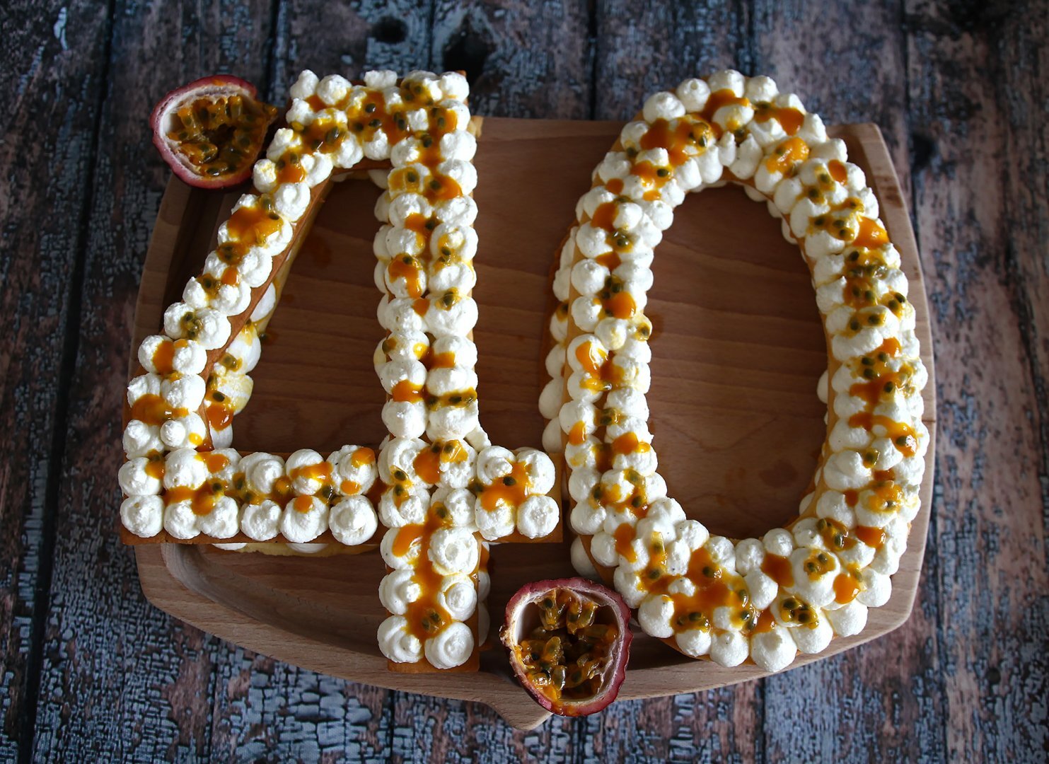 torta a forma di numero con pasta biscotto