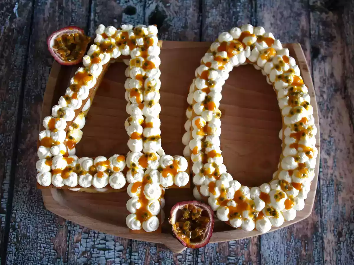 Cream tart, la torta a forma di numero con mango e frutto della passione