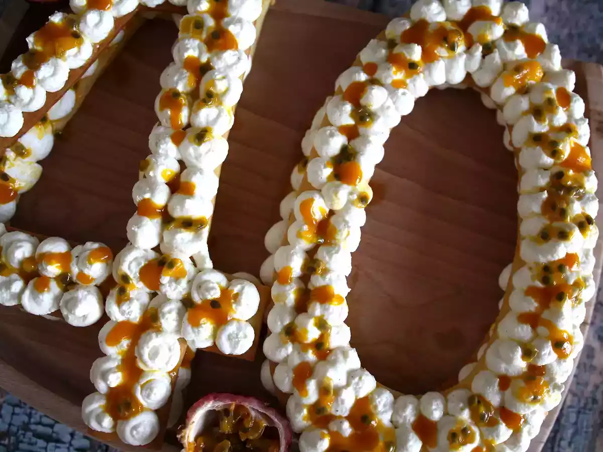 Cream tart, la torta a forma di numero con mango e frutto della passione - foto 2