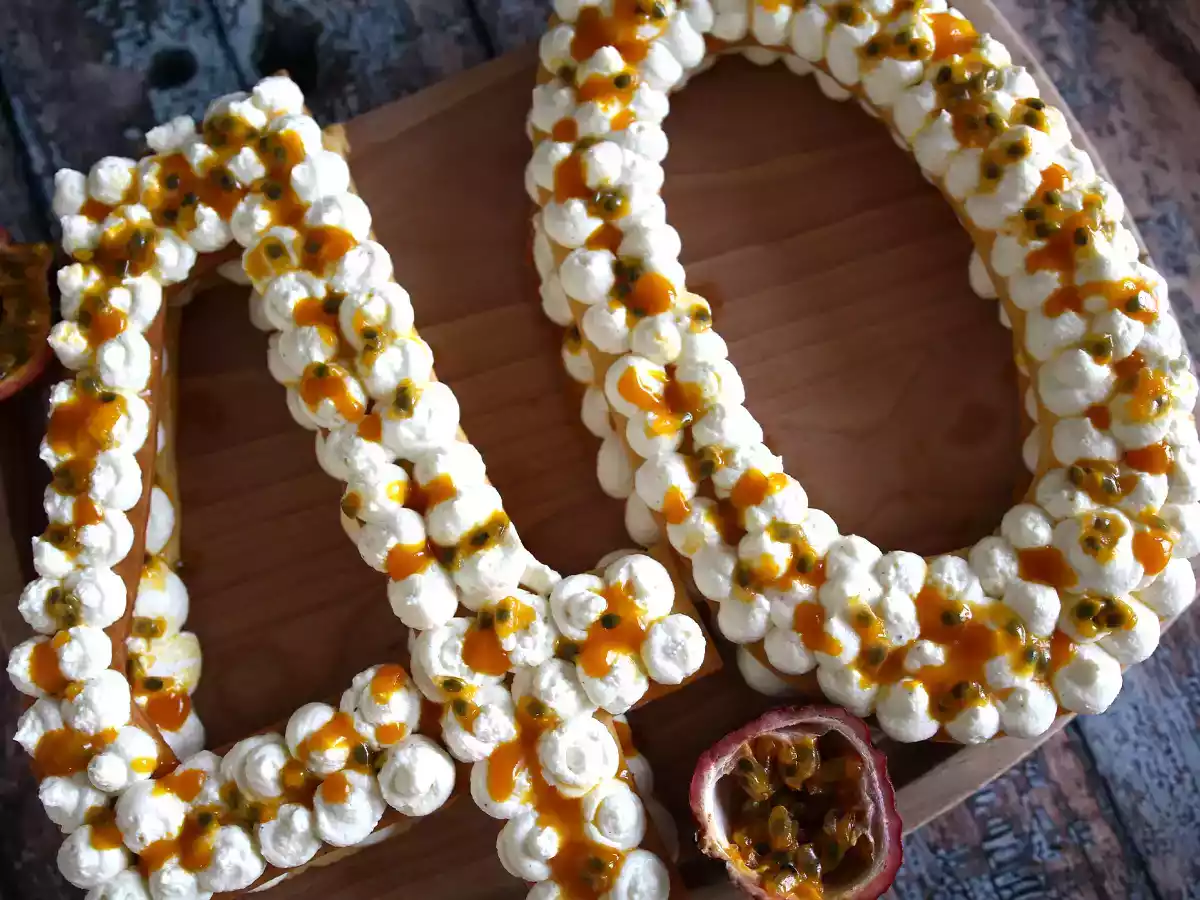 Cream tart, la torta a forma di numero con mango e frutto della passione - foto 3