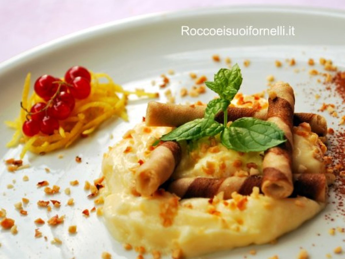 Crema al mascarpone e granella di nocciole