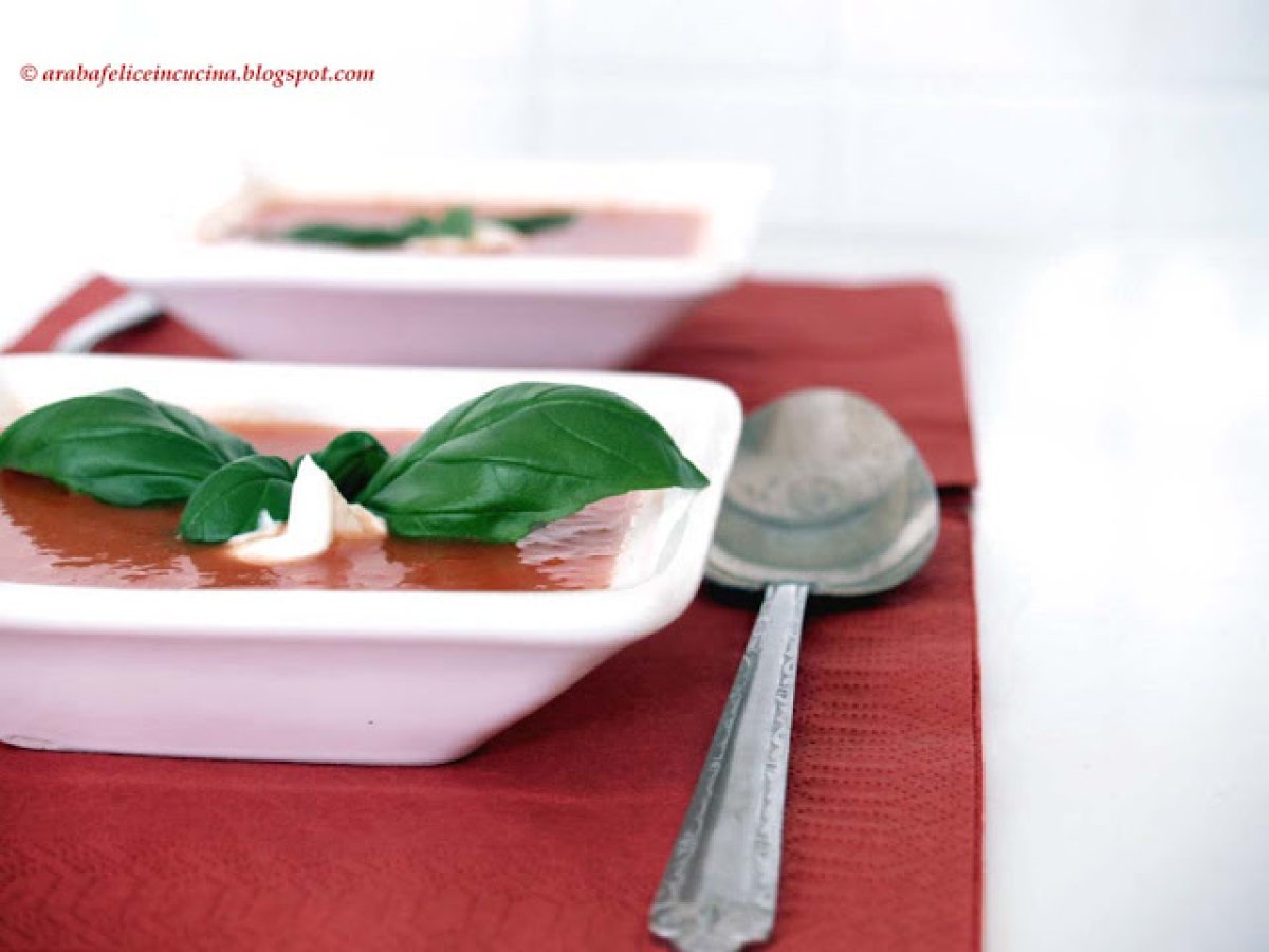 Crema (avventurosa) di pomodori e cetrioli alla panna acida, paprika e