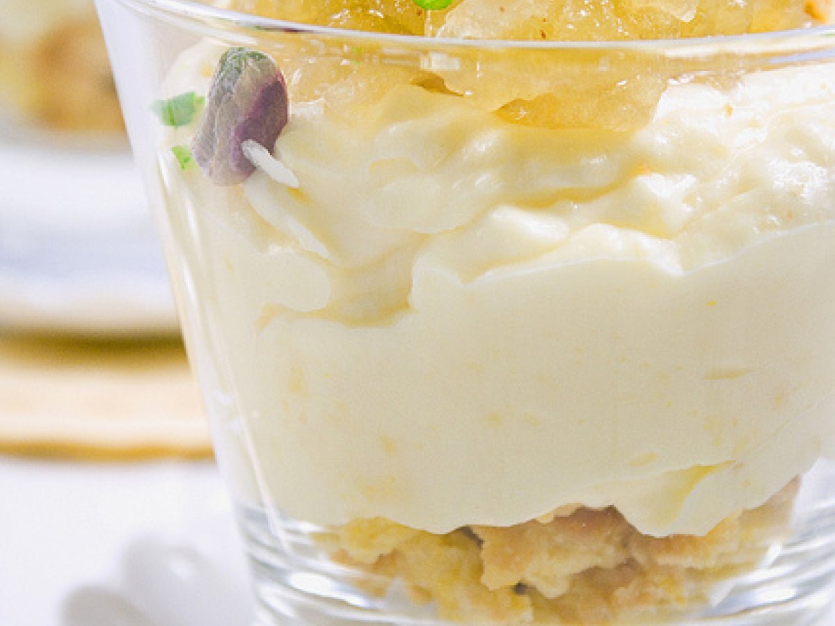 Crema chantilly con mele e briciole di frolla