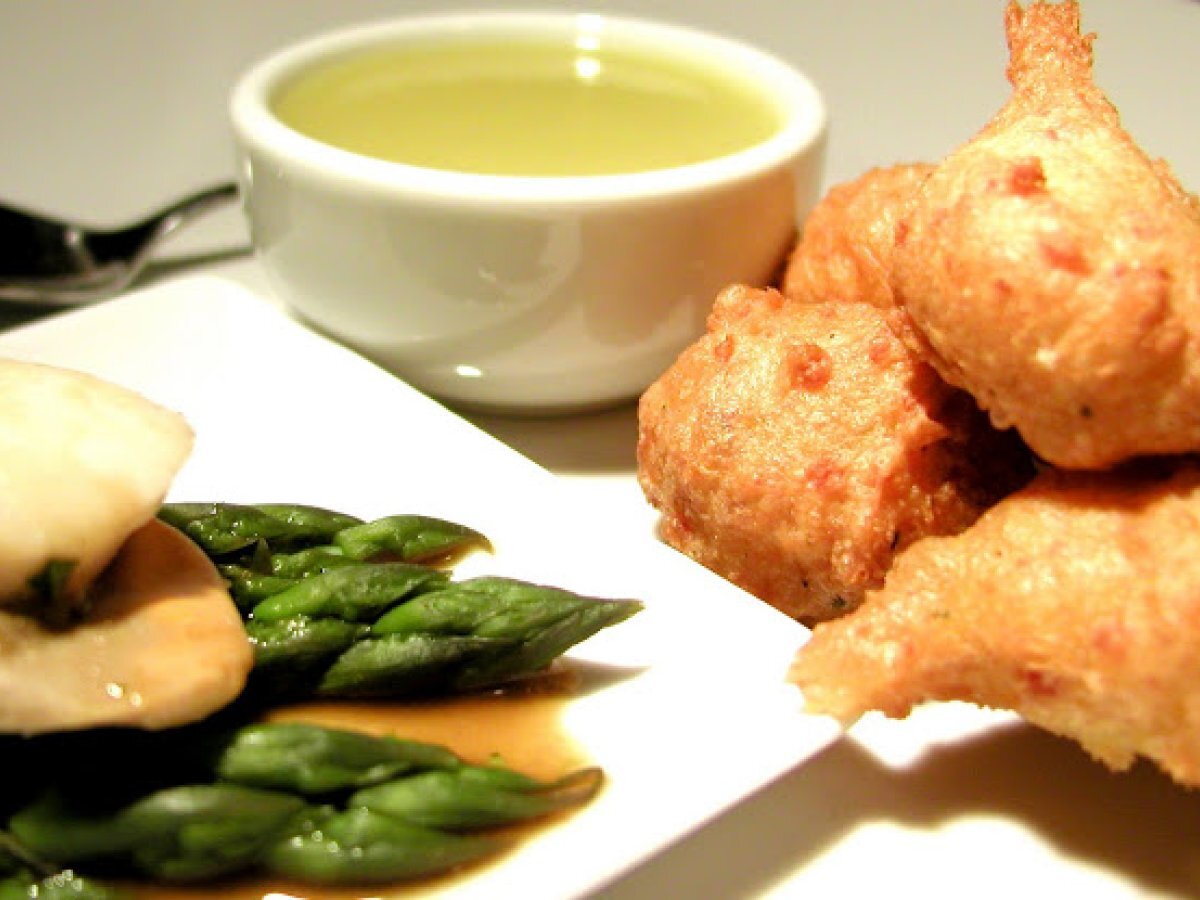 Crema di asparagi, frittelle di pancetta e capesante al lime e wasabi