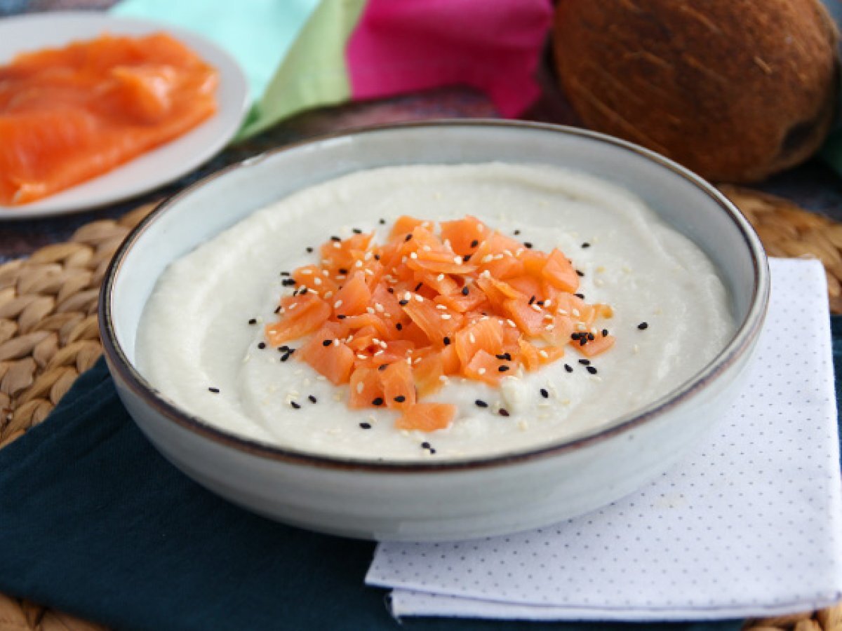 Crema di cavolfiore con latte di cocco e salmone affumicato