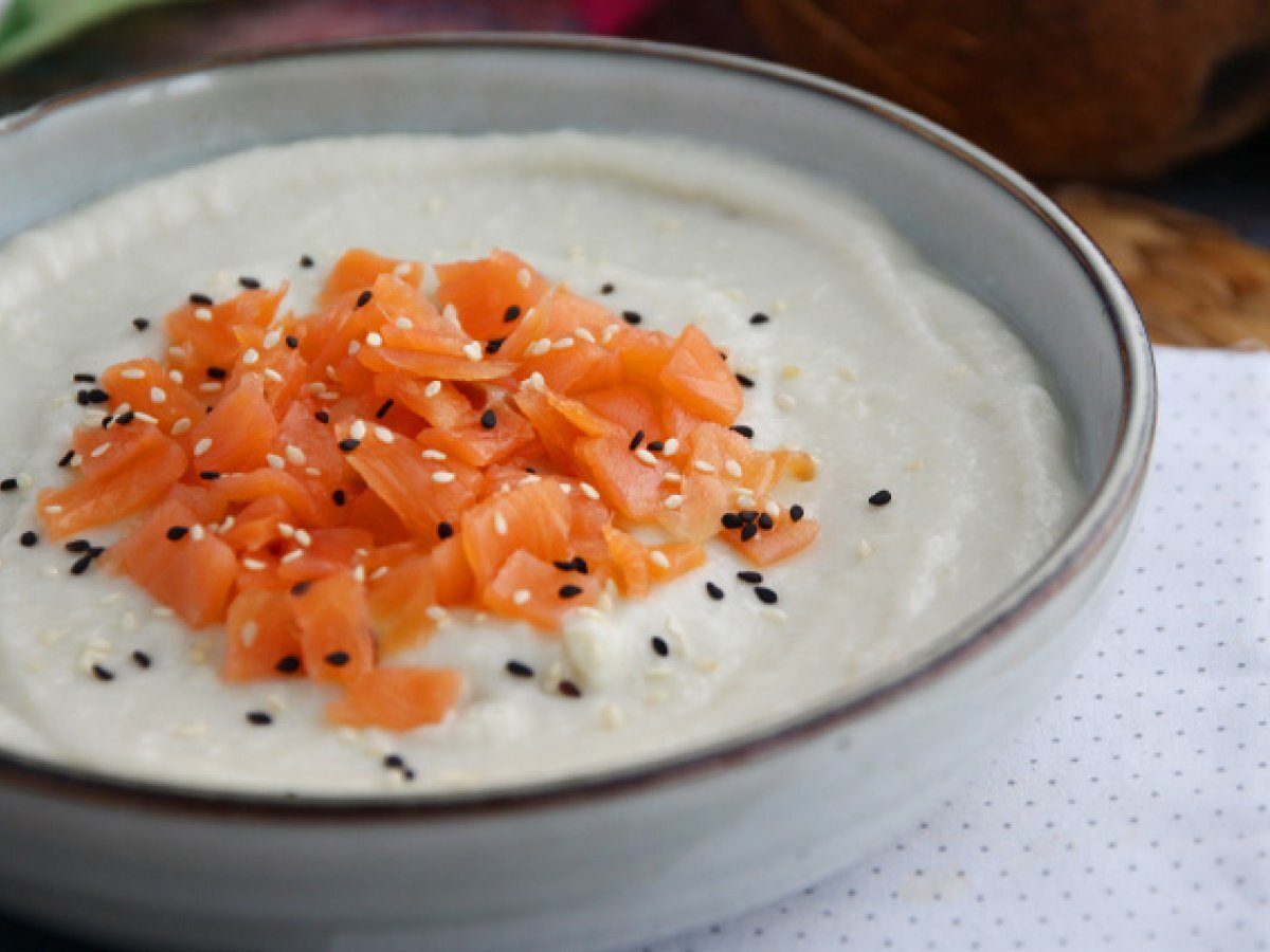 Crema di cavolfiore con latte di cocco e salmone affumicato - foto 2