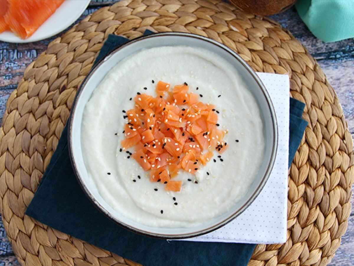 Crema di cavolfiore con latte di cocco e salmone affumicato - foto 3