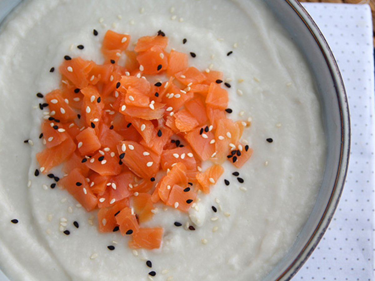 Crema di cavolfiore con latte di cocco e salmone affumicato - foto 4