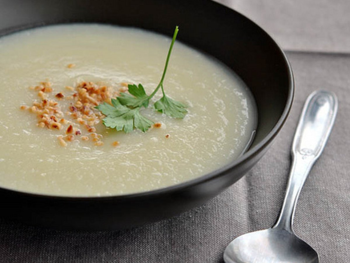 Crema di cavolfiore, topinambur e nocciole