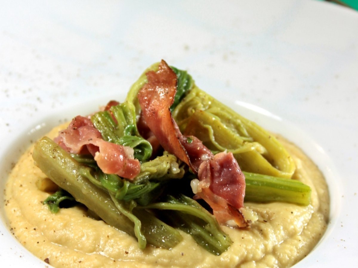 Crema di ceci con speck e cardi croccanti