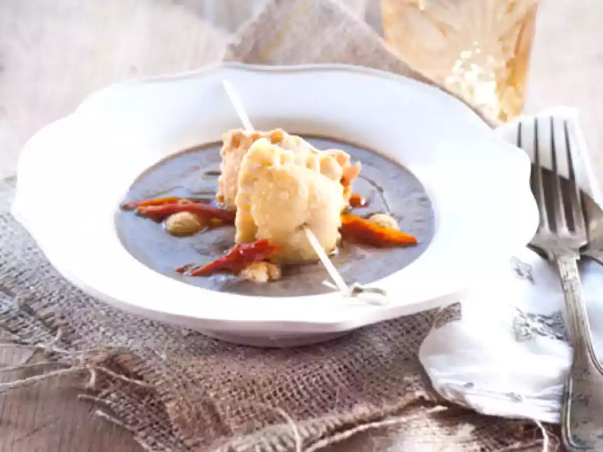 Crema di ceci neri, polpettine di melanzane e raviolo fritto al cefalo