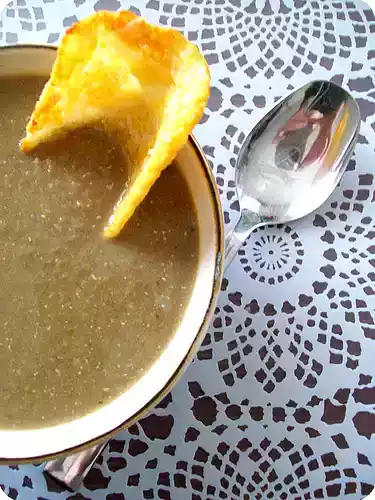 Crema di lenticchie con cialde di parmigiano reggiano