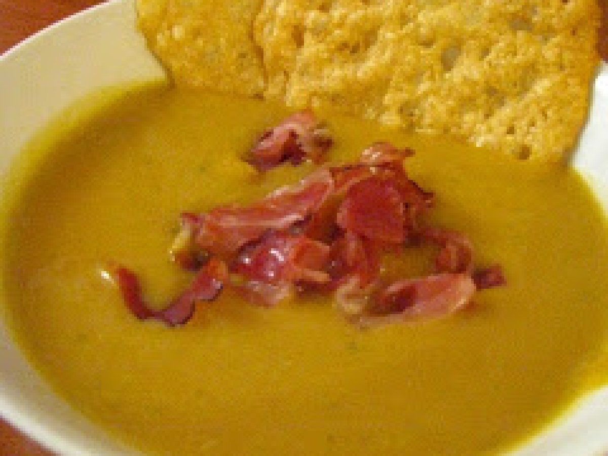 Crema di marroni e zucca con petali di speck e cialde di parmigiano.
