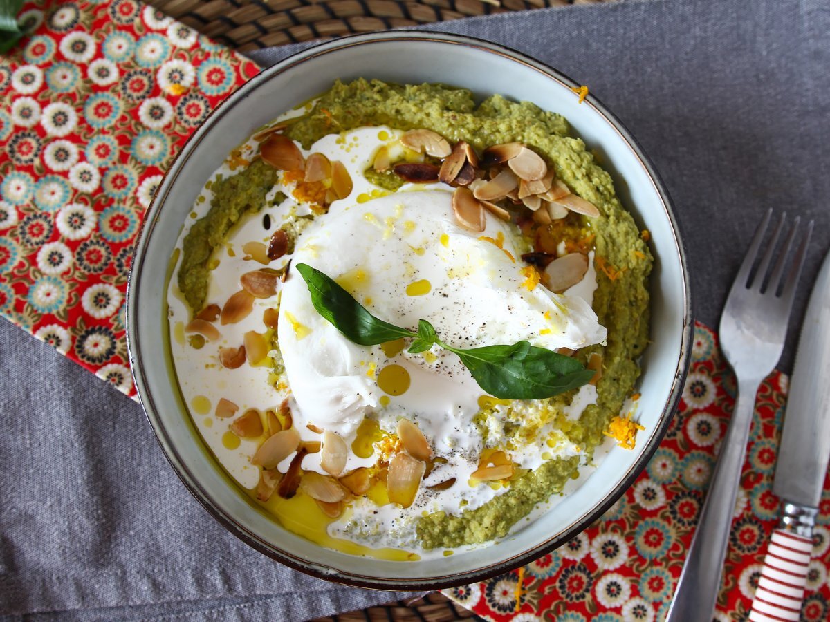 Crema di piselli con burrata e mandorle