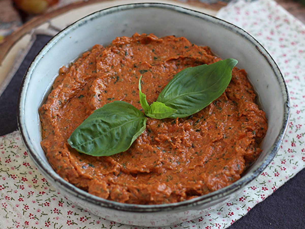 Crema di pomodori confit e basilico - Ricetta aperitivo