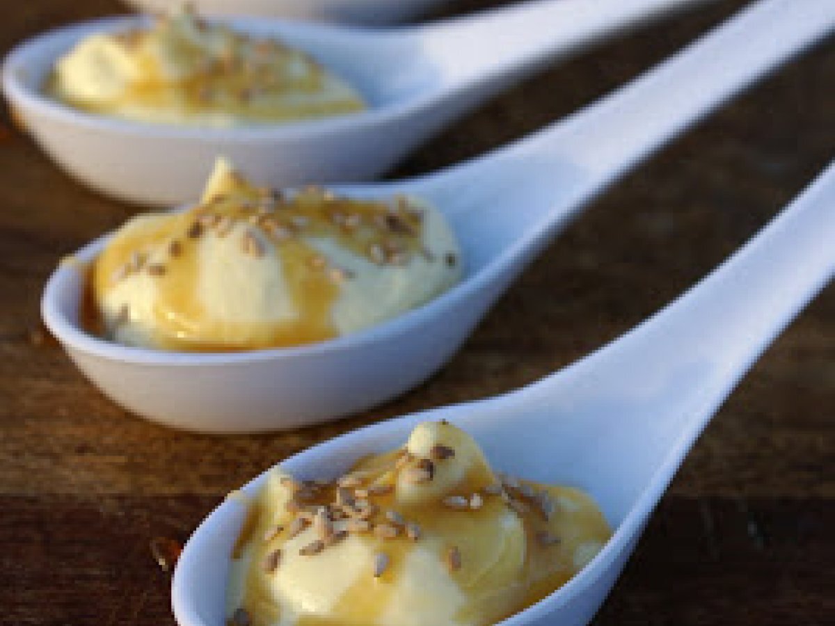 Crema di ricotta con sesamo tostato e miele