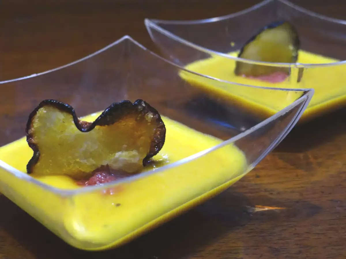 Crema di zucca con purea di rapa rossa e chips di ravanello nero